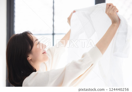 一個掛著洗衣服的女人 124440256