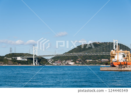 [從門司港出發的北九州門司港關門海峽與關門大橋] 124440349