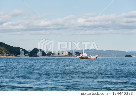 [北九州門司港、關門海峽和來自輪船的貨船] 124440358