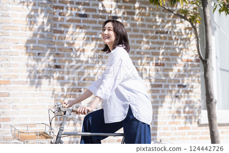 騎自行車的女人 124442726