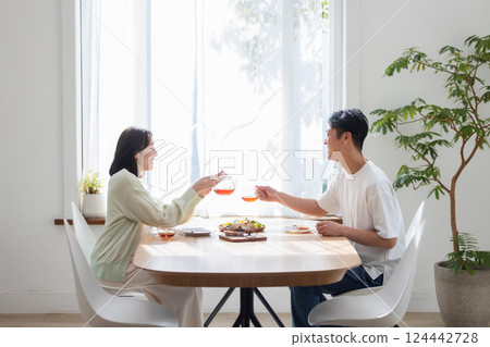 Couple eating 124442728