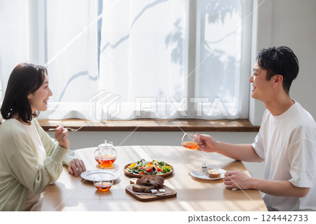 一對夫婦吃早餐 124442733