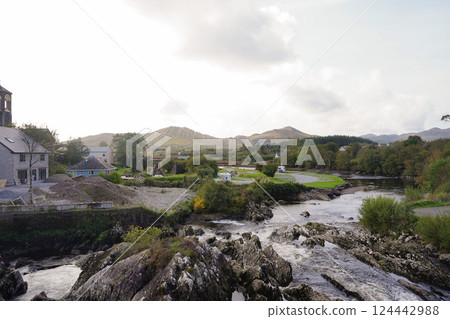 山間溪流 124442988