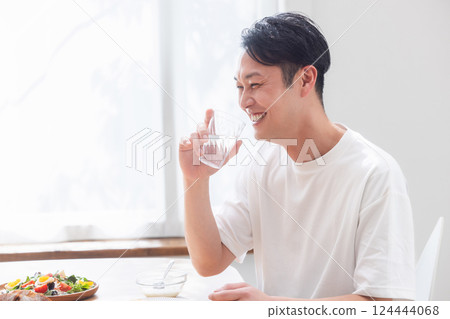 一個人喝一杯水 124444068