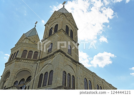 藍天白雲下的天主教堂 124444121