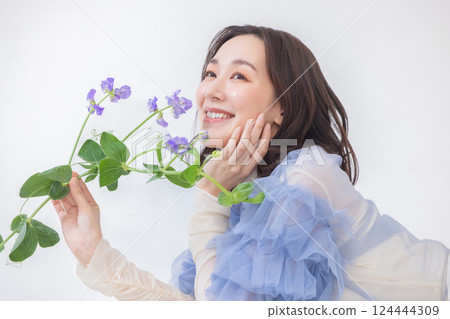 A woman with flowers 124444309