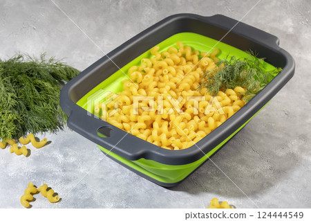 Silicone collapsible colander for washing vegetables and flour products. 124444549
