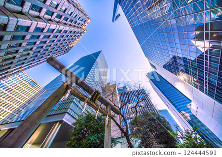 Tokyo cityscape in Japan, with a view of Toranomon-Kotohira Tower and Kotohira Shrine. (Toranomon Hills Station is in the center of the screen.) 124444591
