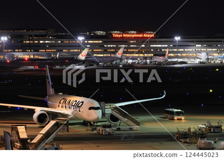 夜晚的羽田機場，一架客機飛往夜間航班 124445023