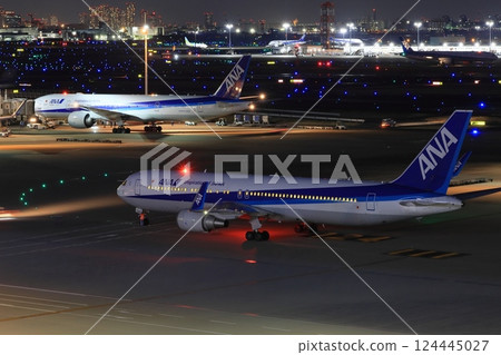 夜晚的羽田機場，一架客機飛往夜間航班 124445027