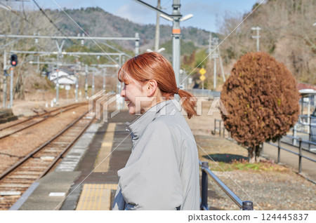 一名婦女在鄉間車站台上等火車 124445837