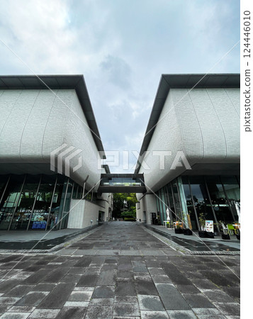 Modern architecture with beautiful symmetry Modern architecture with beautiful symmetry 124446010