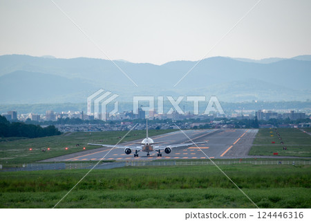 噴射客機準備起飛 124446316
