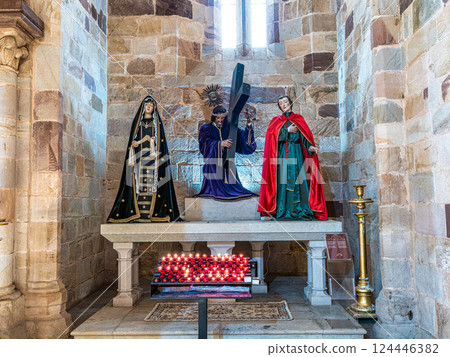 Silves, Portugal - Feb 21, 2025: Interior of Catedral da Se, Se Cathedral at Silves, Portugal. 124446382