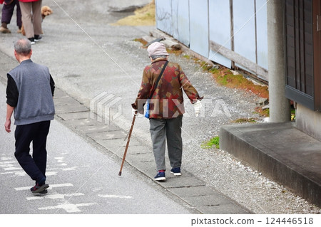 為一個老人走路 為一個老人走路 124446518