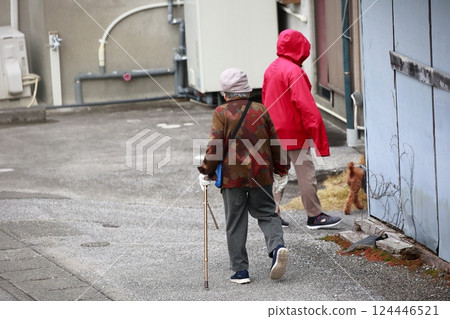 為一個老人走路 為一個老人走路 124446521
