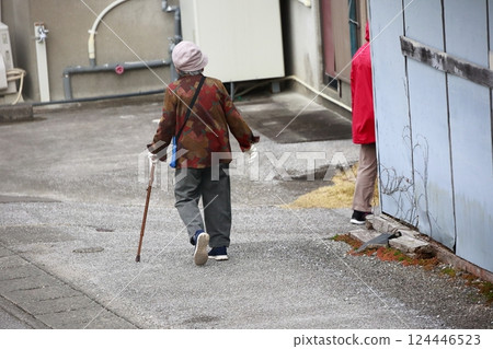 為一個老人走路 為一個老人走路 124446523