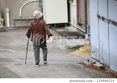 Walking for an old man 124446524