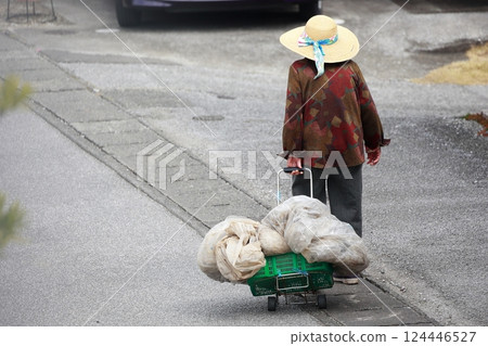 Walking for an old man 124446527