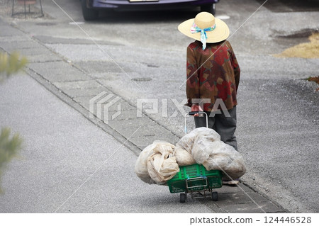 Walking for an old man 124446528