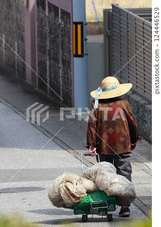 Walking for an old man 124446529