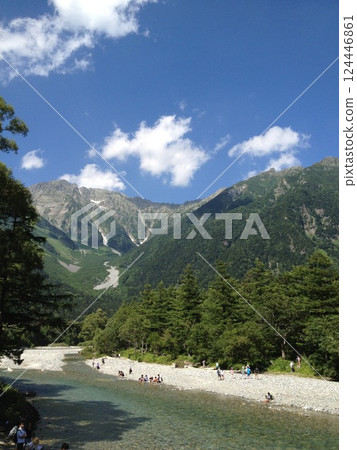 初夏時節，從河童橋上可以欣賞到雄偉的北天嶽的壯麗全景 124446861