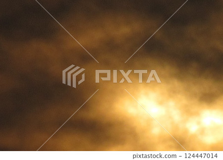 太陽透過雨雲探出頭來 太陽透過雨雲探出頭來 124447014