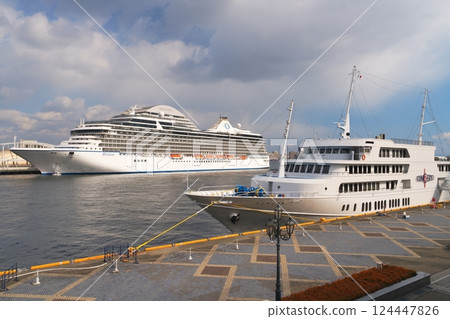 豪華郵輪「Oceania Riviera」停泊神戶港 124447826