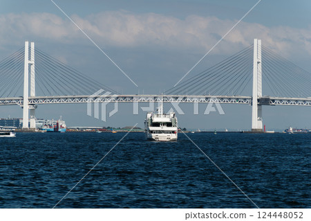 從港未來港口公園眺望橫濱灣大橋和遊覽船 124448052