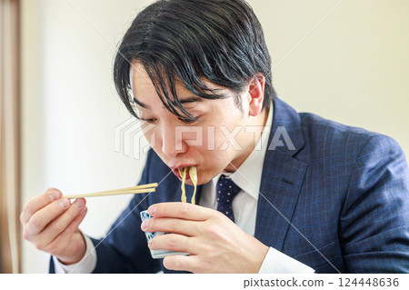 吃蕎麥麵的上班族 124448636