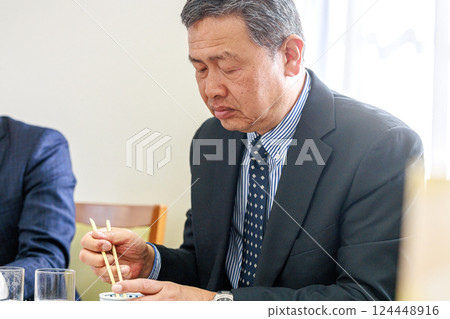 吃蕎麥麵的上班族 吃蕎麥麵的上班族 124448916