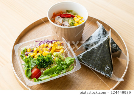 Convenience store rice balls and salad, convenience store meal, convenience store lunch 124449989