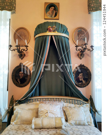 very old history bedroom 124451944