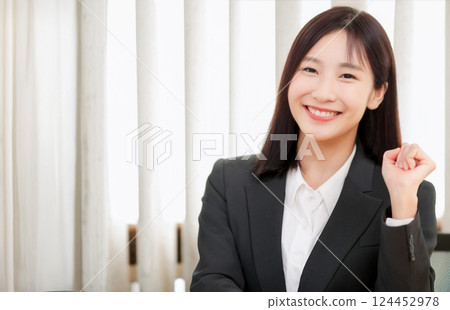 一位身著西裝的女士歡呼 124452978