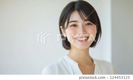 看照相機的微笑的少婦 看照相機的微笑的少婦 124453125