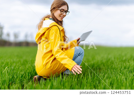 Innovative smart farm system technology, agricultural management. Farmer with tablet in green field 124453751