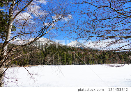 初春時節，北海道足寄遠內山的景色，山上仍處於冰凍狀態。 124453842