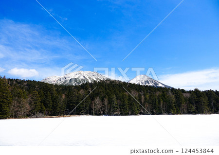 A view of Mount Onneto in Ashoro, Hokkaido, in early spring when it is still frozen. 124453844