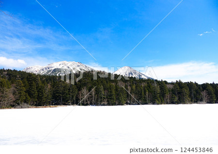初春時節，北海道足寄遠內山的景色，山上仍處於冰凍狀態。 124453846