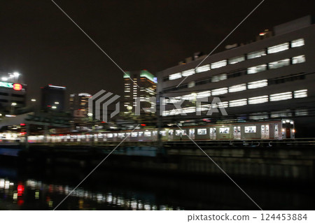 夜間穿越城市的相鐵 7000 型列車 夜間穿越城市的相鐵 7000 型列車 124453884