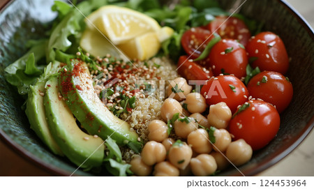 Salad packed with quinoa, avocado, tomato and chickpeas 124453964