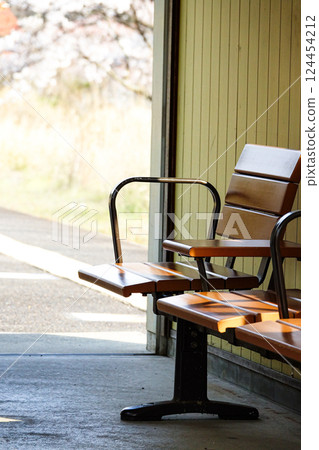A bench at a local station on the Sanin Main Line in spring A bench at a local station on the Sanin Main Line in spring 124454212
