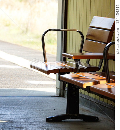 A bench at a local station on the Sanin Main Line in spring A bench at a local station on the Sanin Main Line in spring 124454213