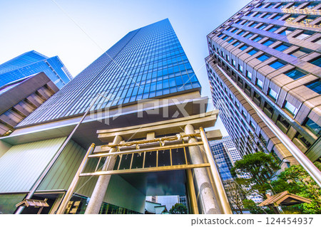 Tokyo cityscape in Japan, with a view of Toranomon-Kotohira Tower and Kotohira Shrine. (Toranomon Hills Station is in the background on the left side of the screen.) 124454937