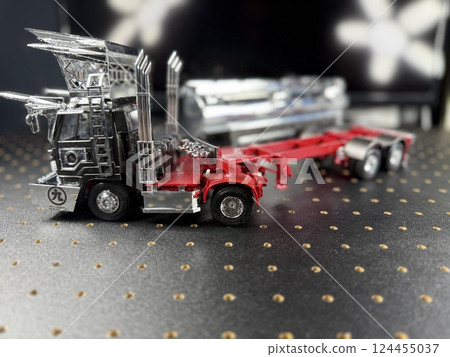 The scene of making large Japanese plastic models: Dekotora 124455037