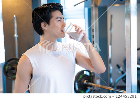 喝蛋白質的男人 124455291