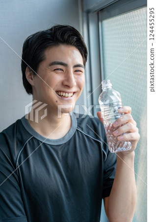 男人喝水 男人喝水 124455295