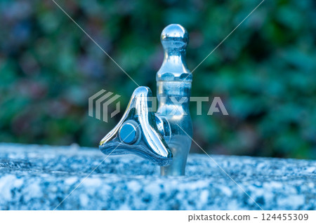 faucet faucet 124455309