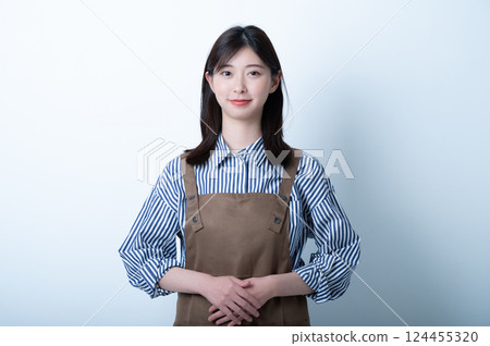 一個圍裙的女人 124455320