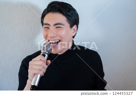 一個男人在卡拉OK唱歌 124455327